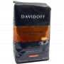 Vychutnejte si jedinečné dílo kávových mistrů Kava Davidoff Cafe Creme je luxusní směs aromatických zrn, pocházejících převážně ze Střední a Jižní Ameriky, které se individuálně jemně praží v bubnech, a díky tomu káva může rozvinout svoje elegantní aróma a plnou chuť. Smyslný zážitek pro znalce kávy umocňuje bohatá a sametová pěna. Dokonale se hodí pro plně automatické kávovary.