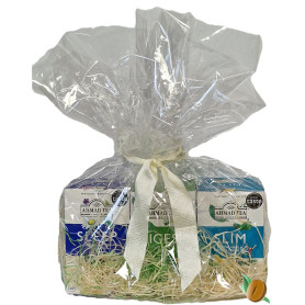 Ahmad adarčekový balíček tří čajů balený v celofánu a provázaný stuhou s ozdobami uvnitř balíčku.